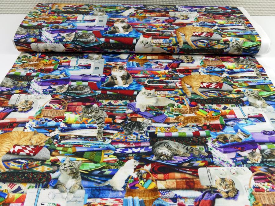 Preview: Patchworkstoff Katzen auf buntem Quilt